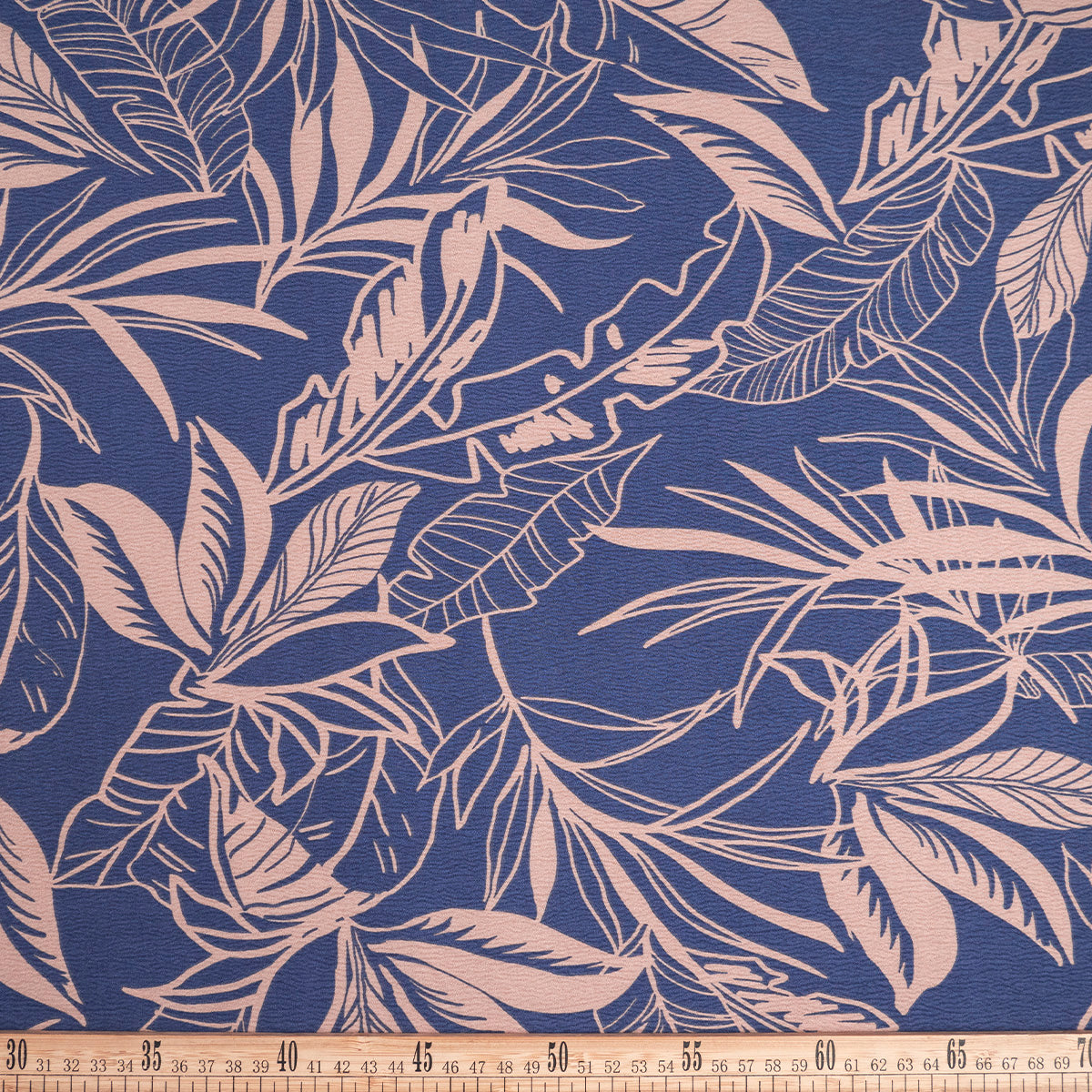 CREPE CEY ESTAMPADO AZUL REGATTA CON HOJAS EN BEIGE