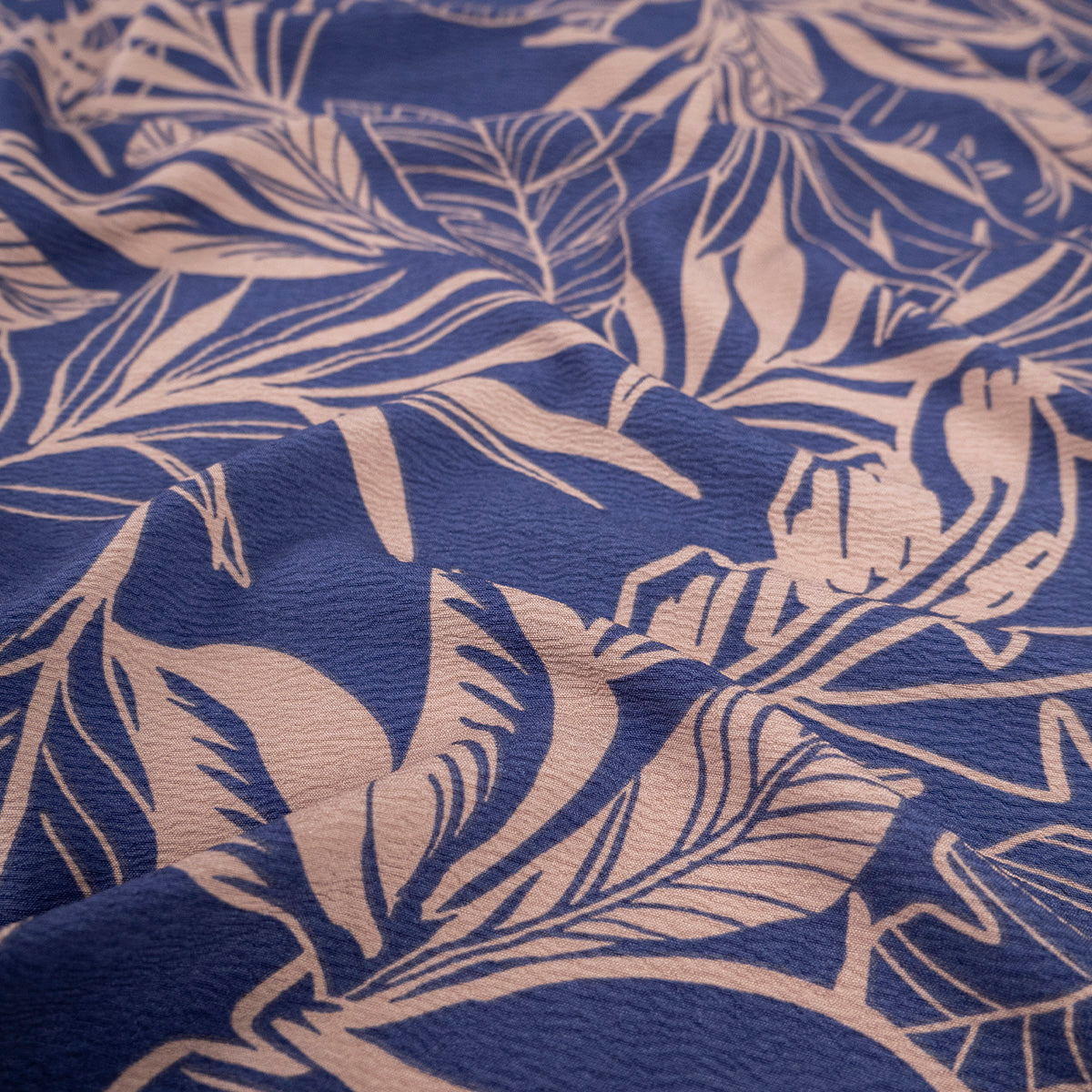 CREPE CEY ESTAMPADO AZUL REGATTA CON HOJAS EN BEIGE