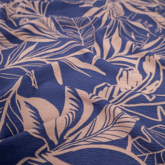 CREPE CEY ESTAMPADO AZUL REGATTA CON HOJAS EN BEIGE