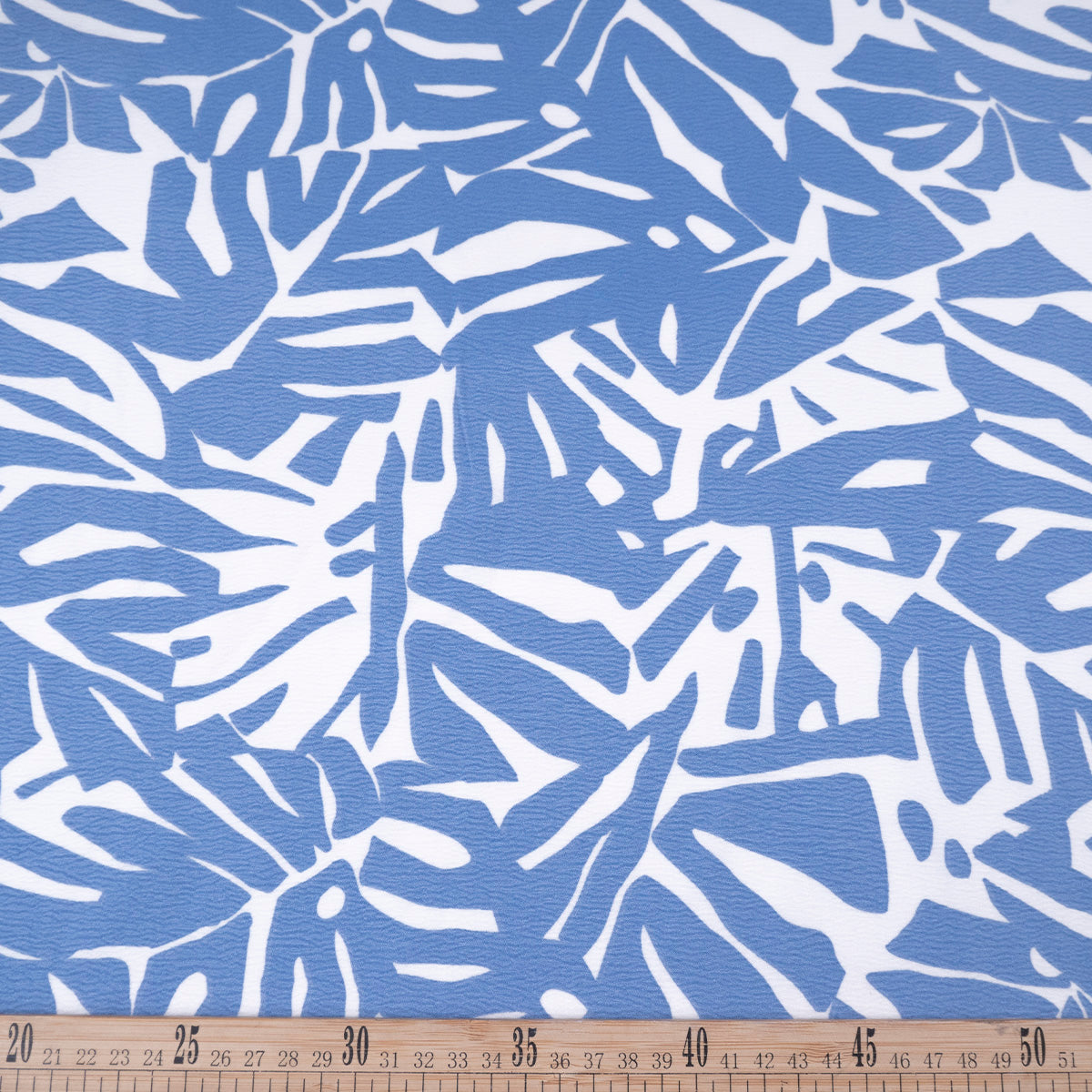 CREPE CEY ESTAMPADO AZUL BELL BOTANICAS CON HOJAS