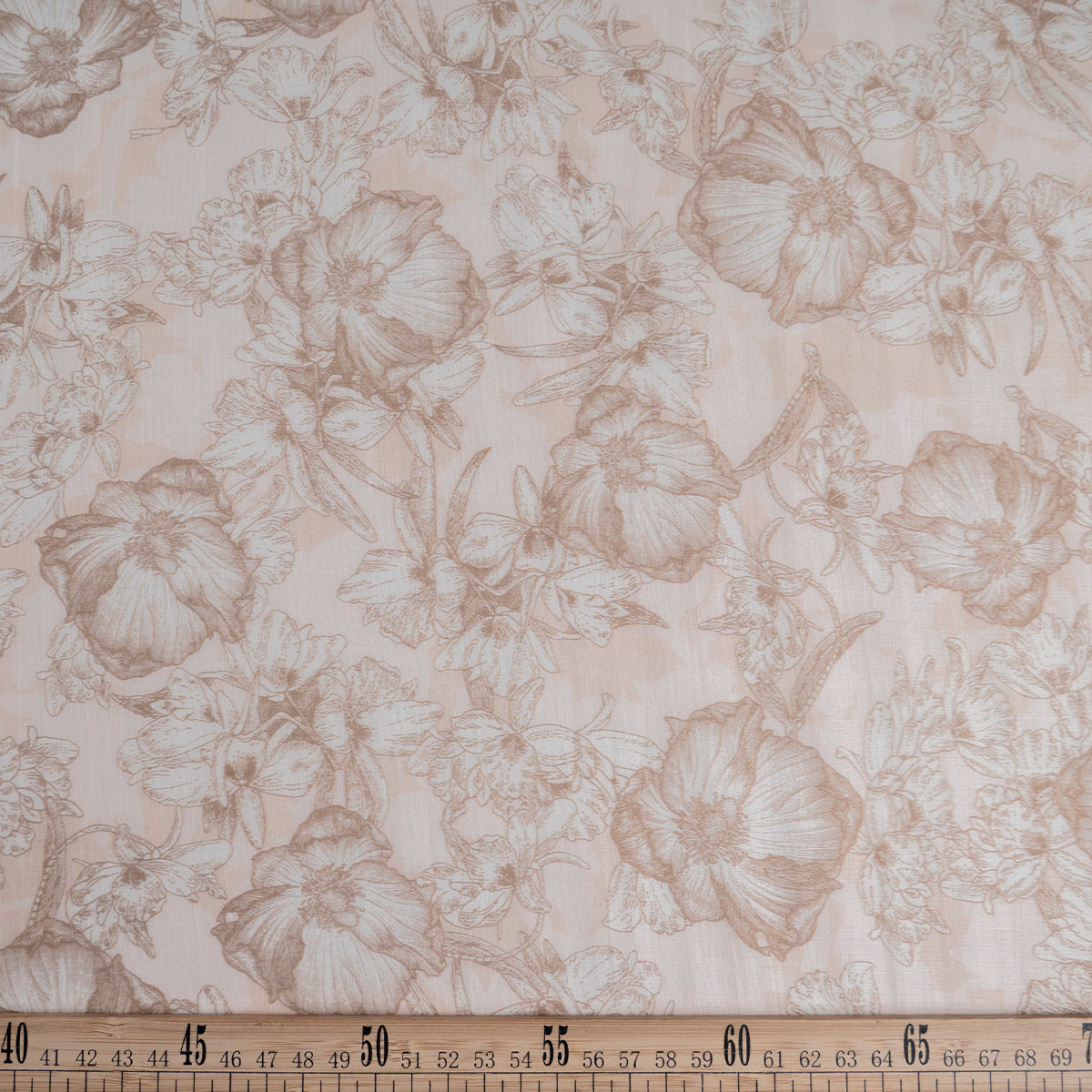 GASA ESTAMPADA TENCEL BEIGE CHAMPAGNE FLORES GRANDES EN NEUTRO