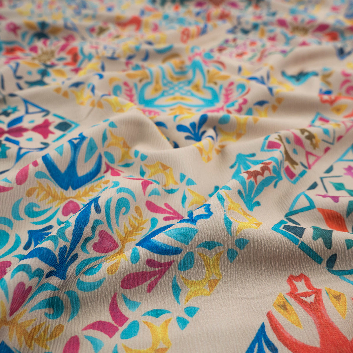 CREPE LAUREN ESTAMPADO BEIGE LANA AZULEJOS DE COLORES VIBRANTES