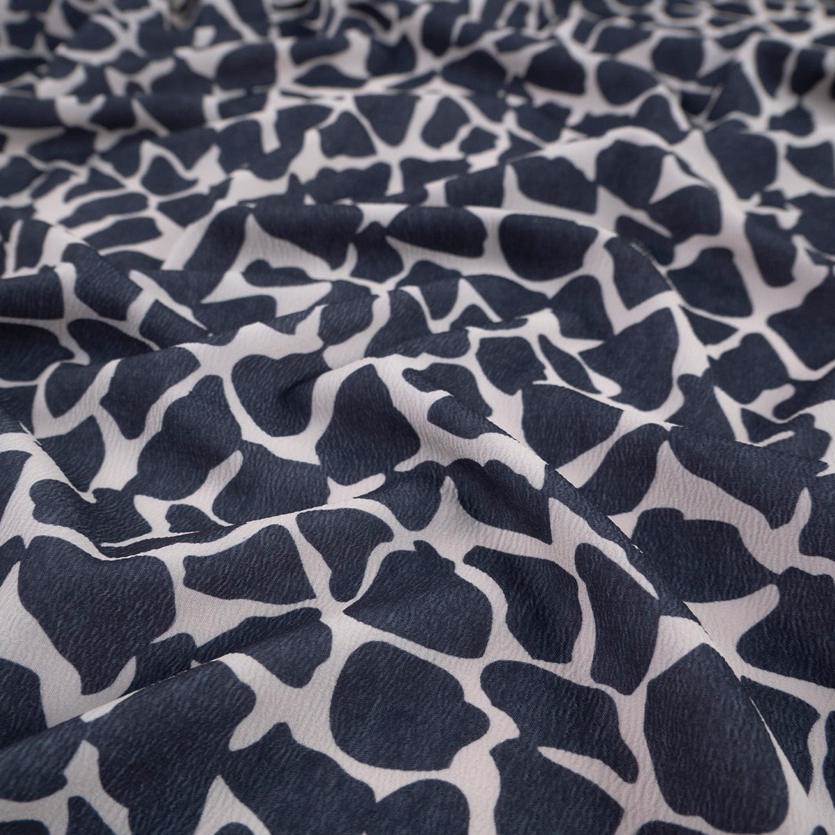 CREPE LAUREN ESTAMPADO NEGRO METEORITO ANIMAL PRINT