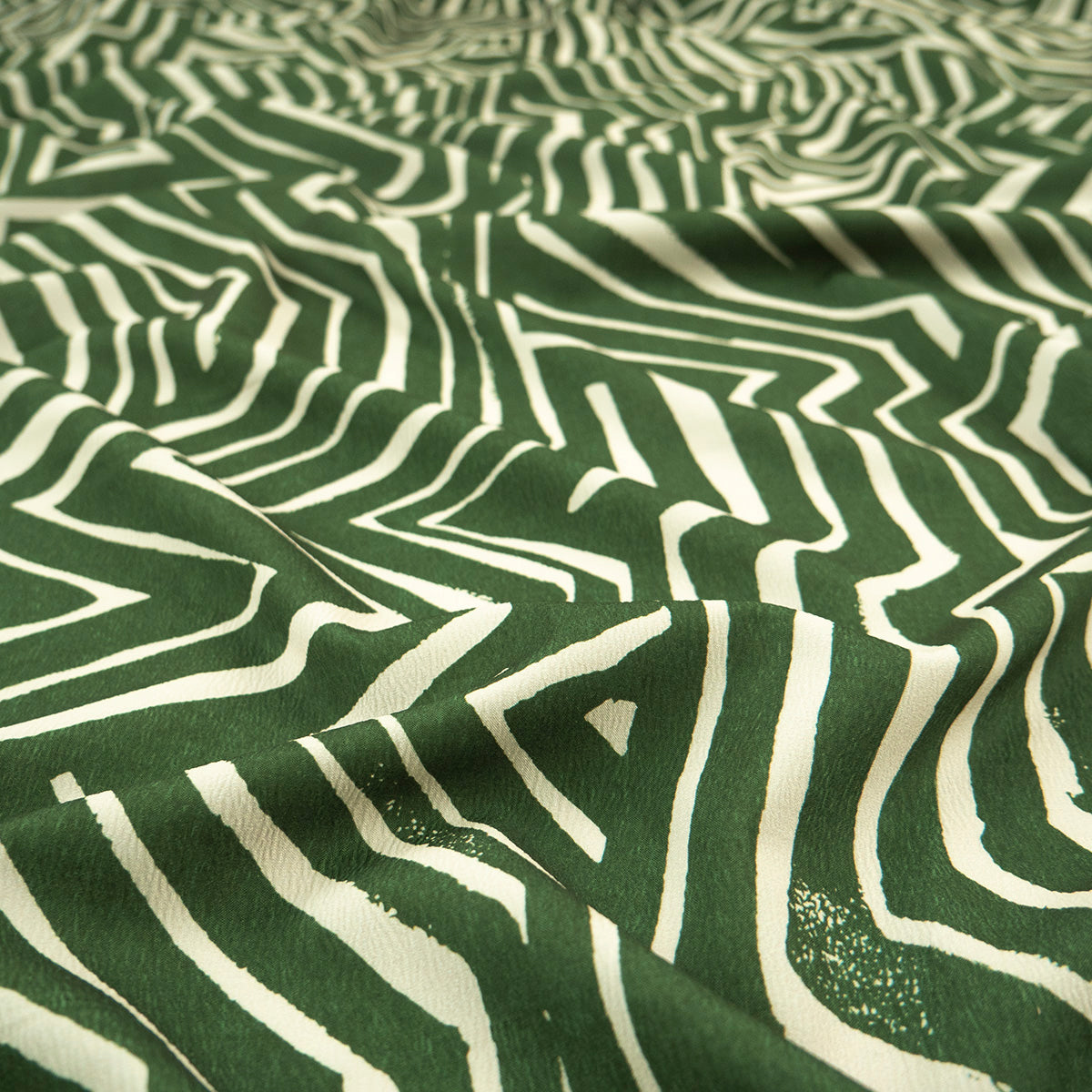 CREPE LAUREN ESTAMPADO VERDE FRIJOL GEOMETRICO