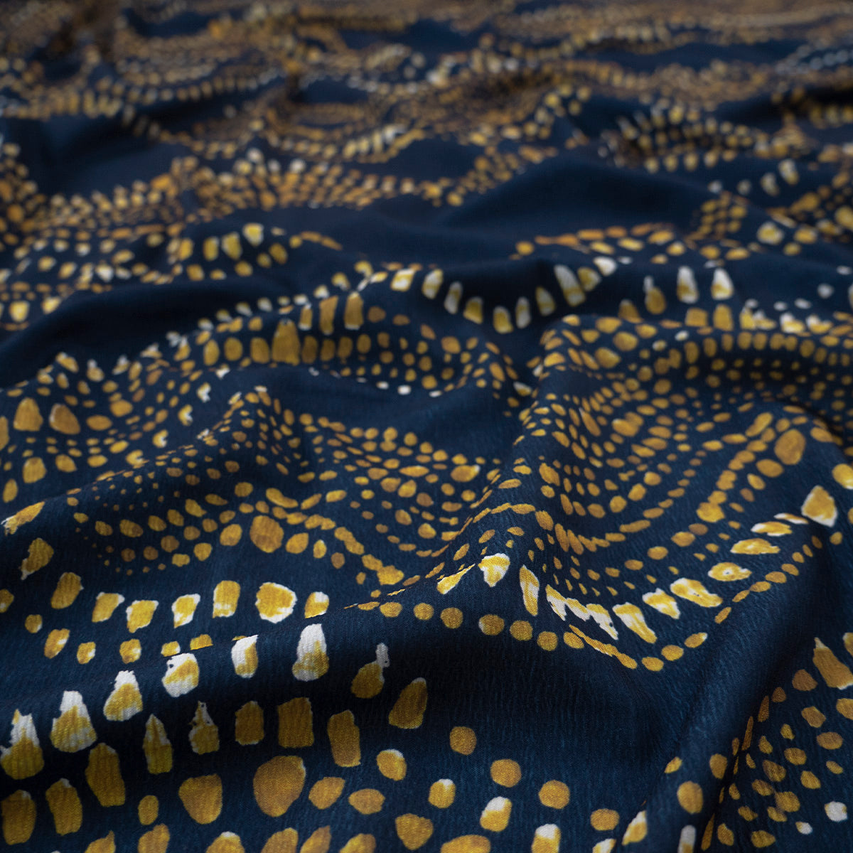 CREPE LAUREN ESTAMPADO AZUL ECLIPSE ABSTRACTO DE PUNTOS  EN ONDAS