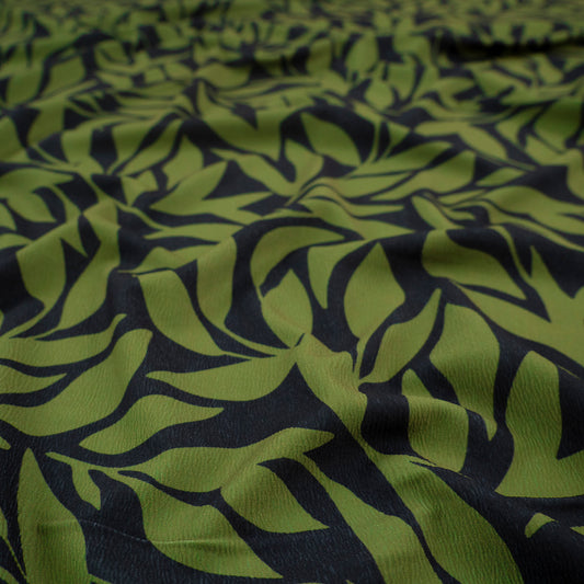 CREPE LAUREN ESTAMPADO NEGRO METEORITO HOJAS