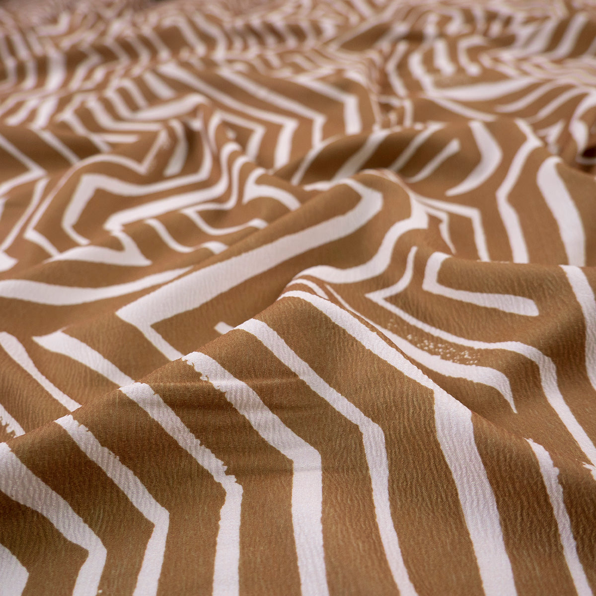 CREPE LAUREN ESTAMPADO MARRON CARIBOU GEOMETRICO