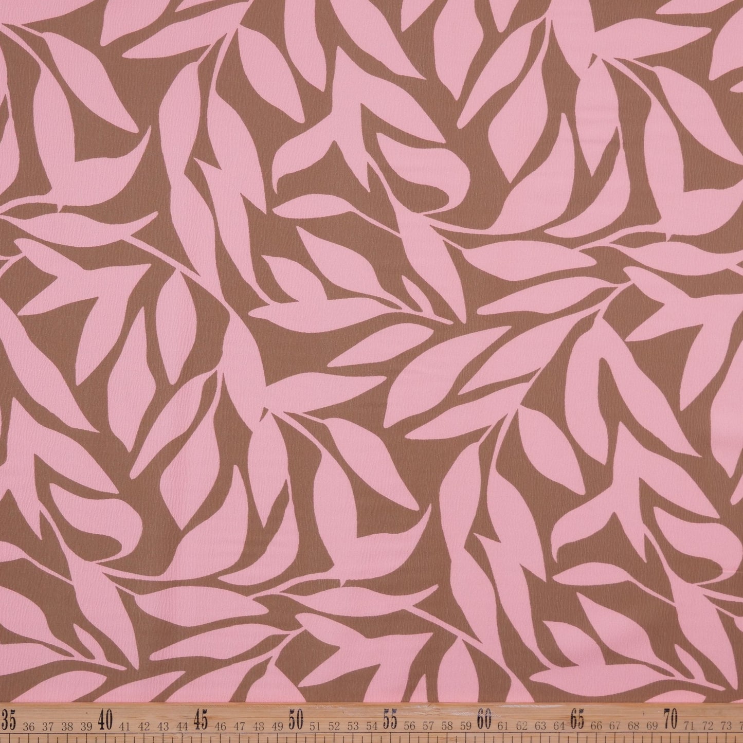 CREPE LAUREN ESTAMPADO CAMEL PRALINE HOJAS