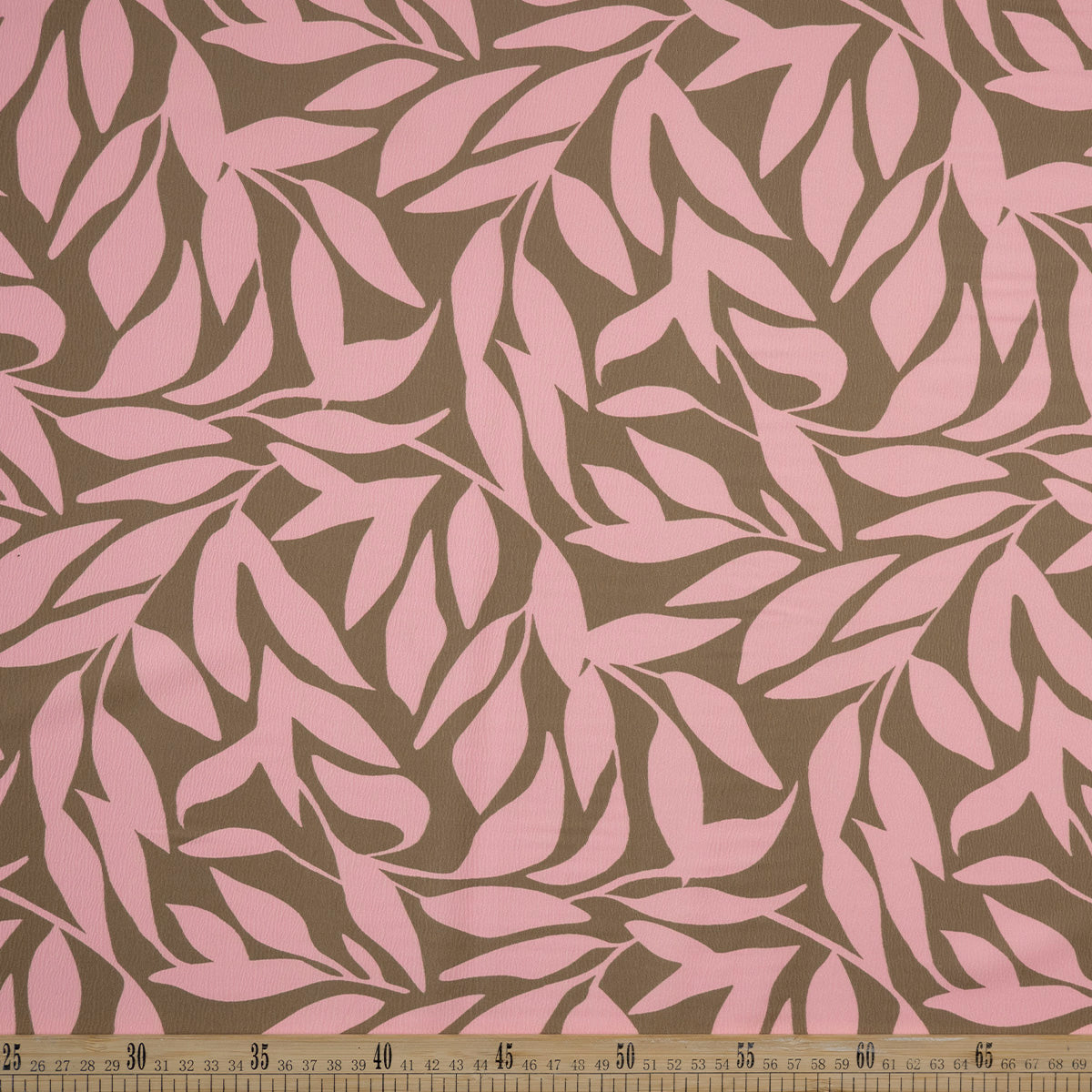 CREPE LAUREN ESTAMPADO CAMEL PRALINE HOJAS