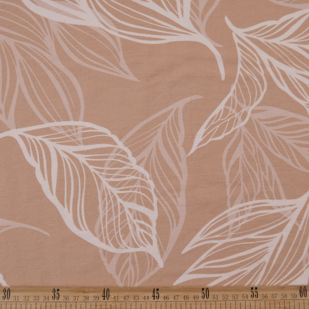 CREPE GILLY DIGITAL PRINT BEIGE ALMENDRA HIELO CON RELIEVE DE HOJAS