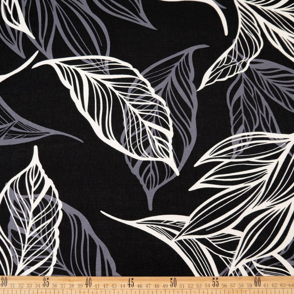CREPE GILLY DIGITAL PRINT NEGRO METEORITO CON HOJAS BLANCAS Y MORADAS