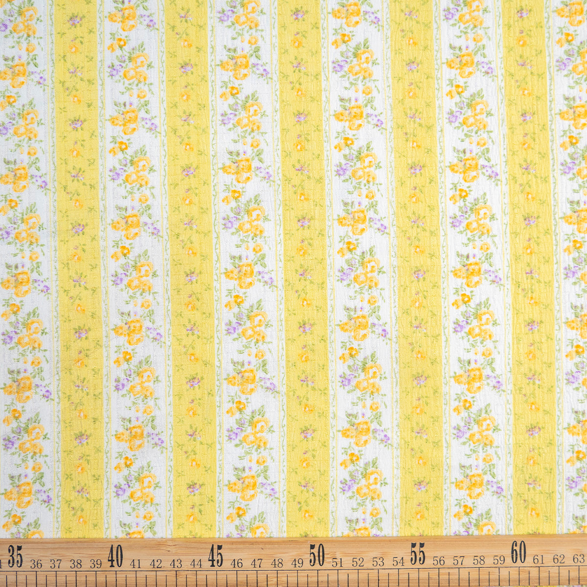 CREPE MARINA ESTAMPADO BLANCO BRILLANTE FLORAL CON RAYAS AMARILLO