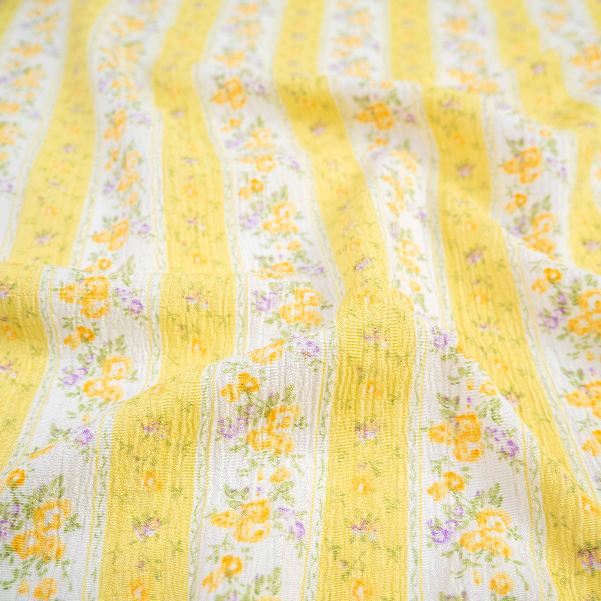 CREPE MARINA ESTAMPADO BLANCO BRILLANTE FLORAL CON RAYAS AMARILLO