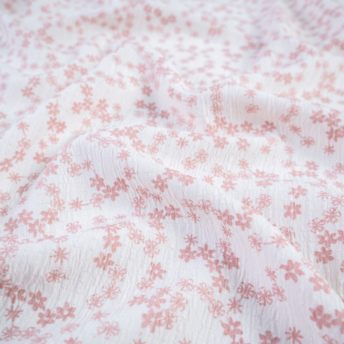 CREPE MARINA ESTAMPADO BLANCO NIEVE PEQUEÑAS FLORES ROSAS