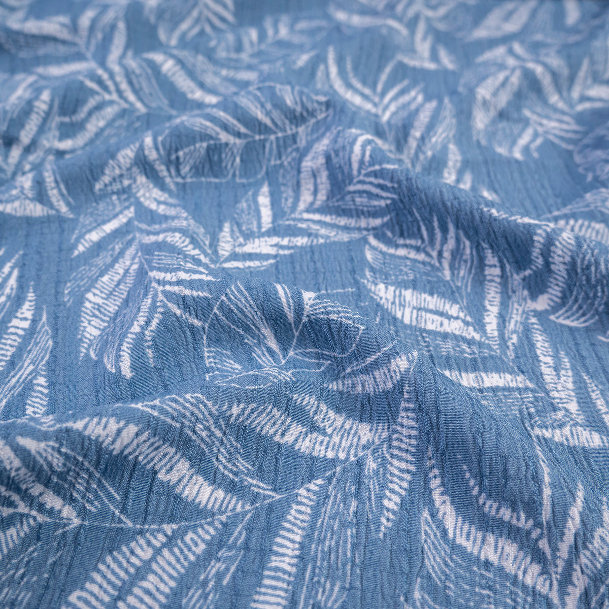 CREPE MARINA ESTAMPADO CELESTE CIELO CLARO BOTANICO DE HOJAS AZULES