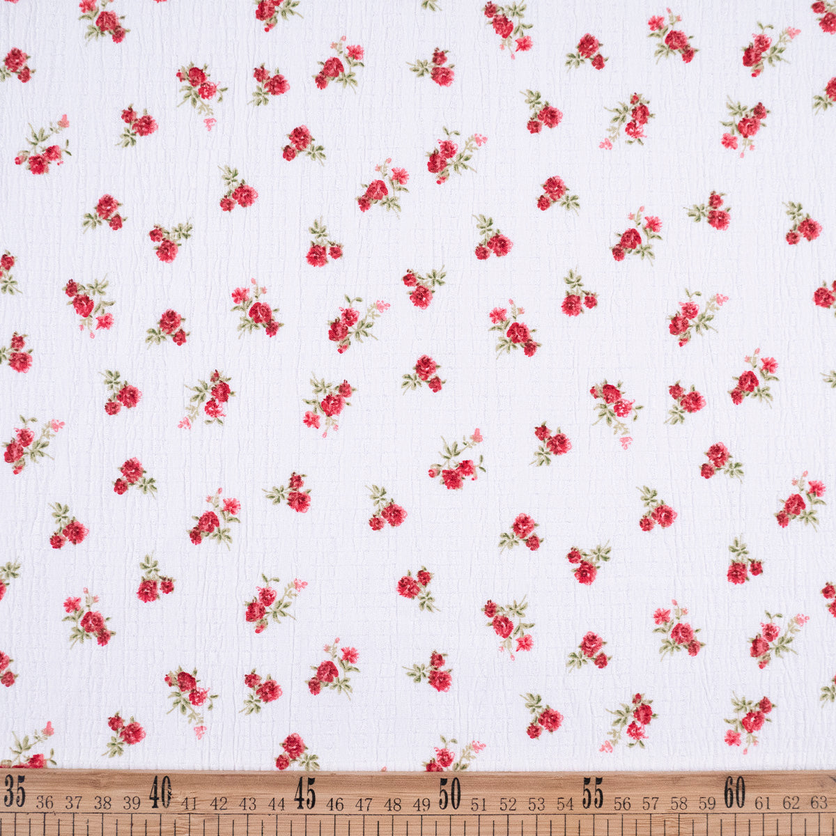 CREPE MARINA ESTAMPADO BLANCO ESTRELLA CON FLORES ROJAS