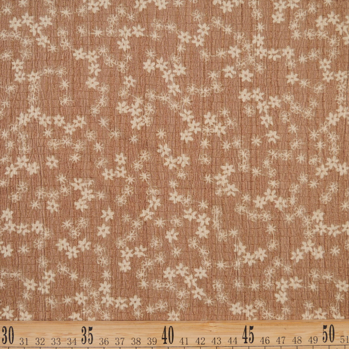CREPE MARINA ESTAMPADO MARRON TRAVERTINE PEQUEÑAS FLORES BLANCAS