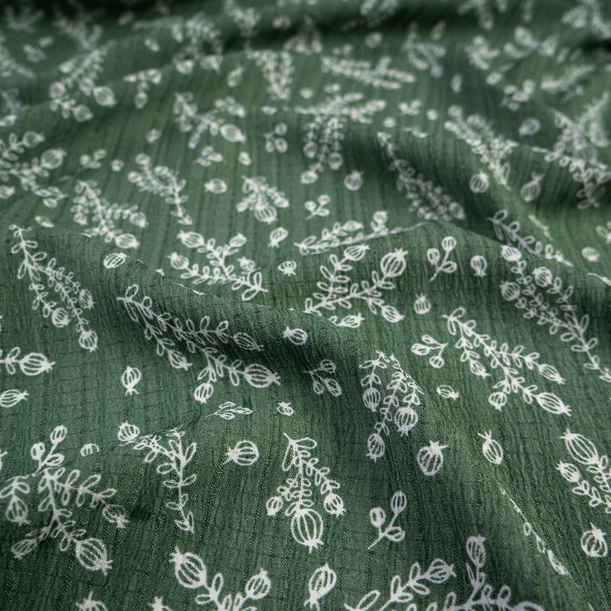 CREPE MARINA ESTAMPADO VERDE SHAMROCK FLORES BLANCAS