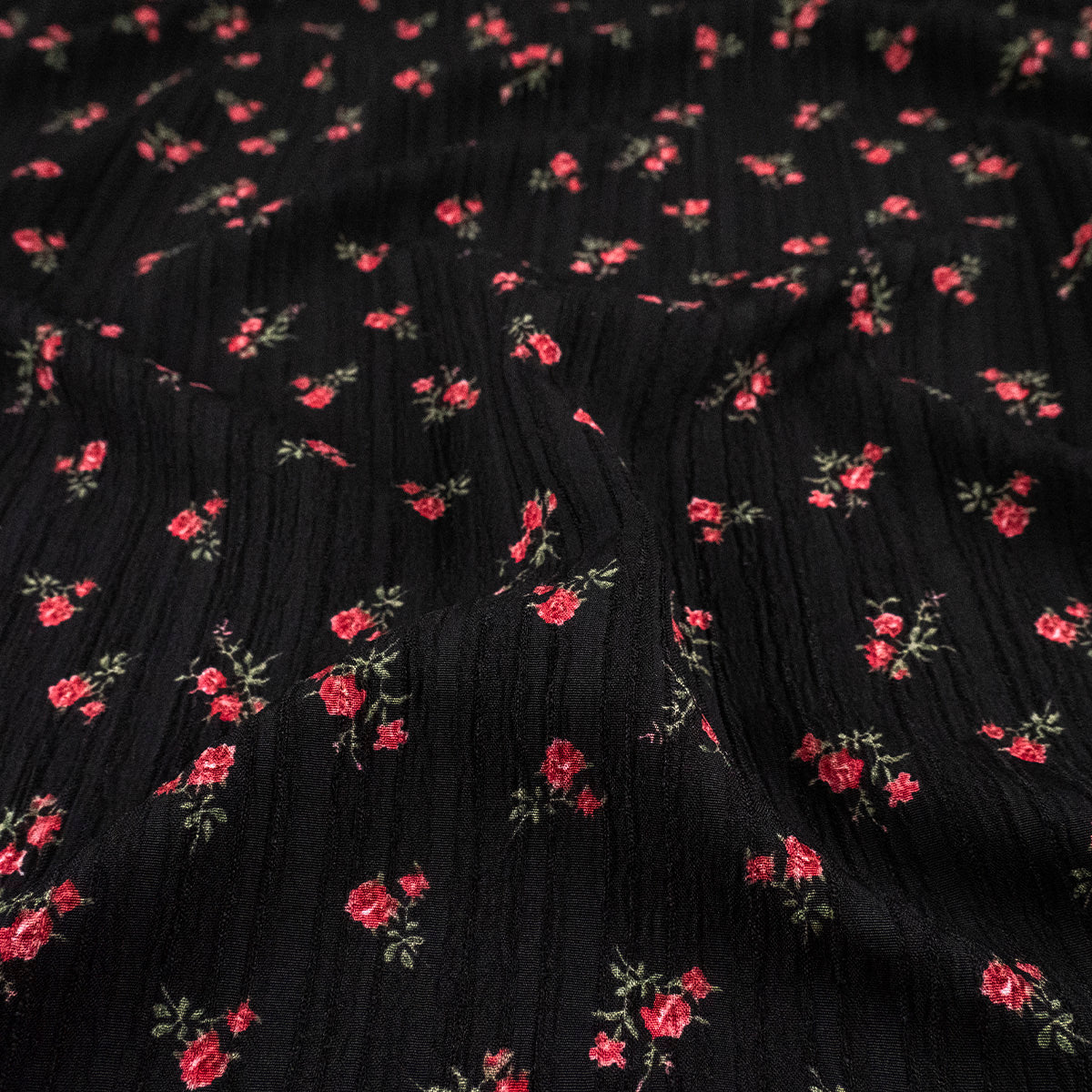 CREPE MARINA ESTAMPADO NEGRO METEORITO FLORAL ROJO