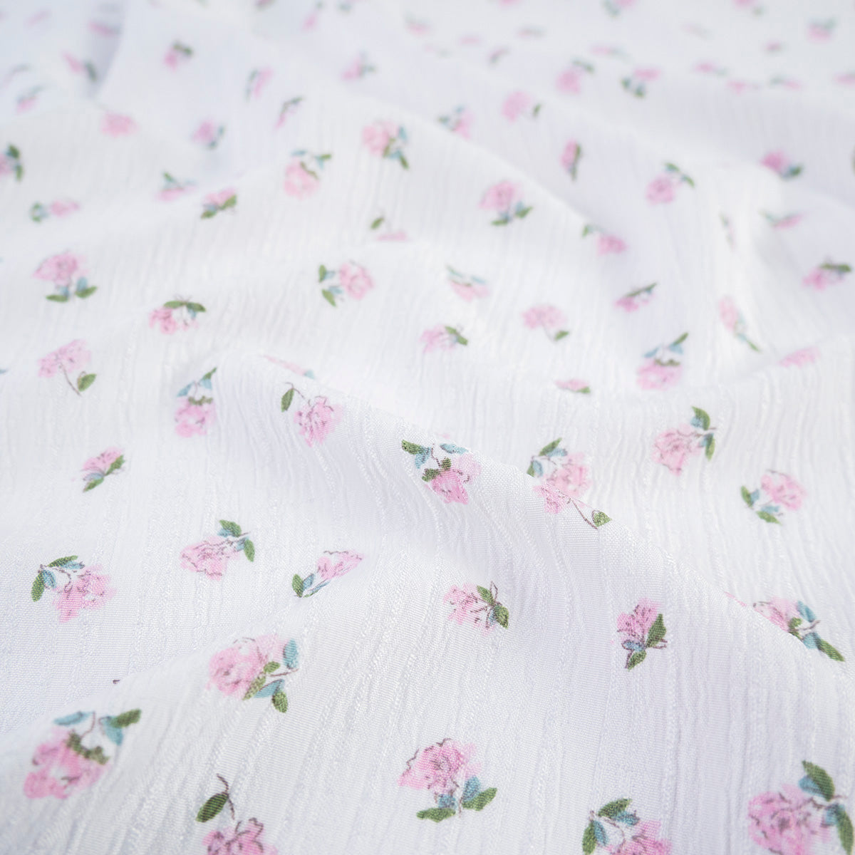CREPE MARINA ESTAMPADO BLANCO BRILLANTE CON FLORES ROSAS
