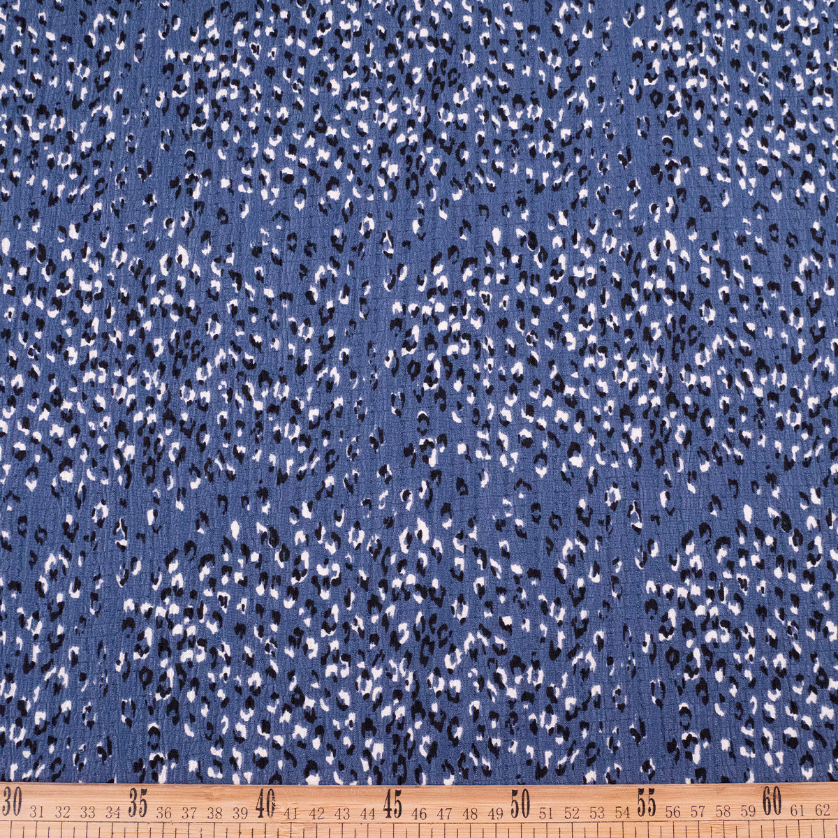 CREPE MARINA ESTAMPADO AZUL ESTELAR CON MANCHAS DE LEOPARDO