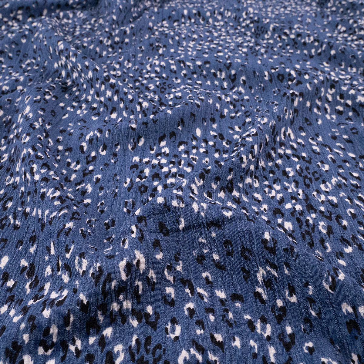 CREPE MARINA ESTAMPADO AZUL ESTELAR CON MANCHAS DE LEOPARDO