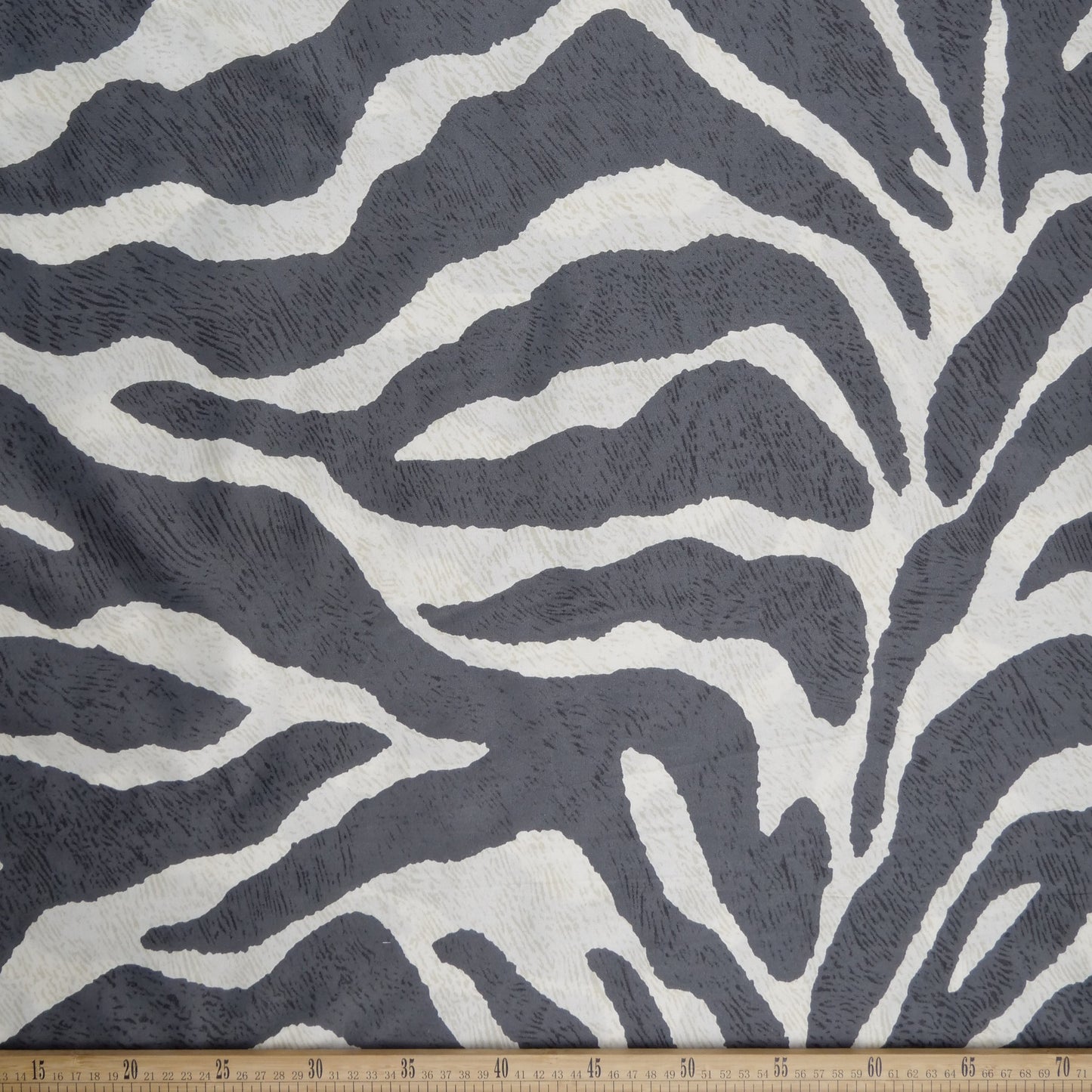 PERCAL ESTAMPADO GRIS CASTLEROCK CON MANCHAS DE CEBRA