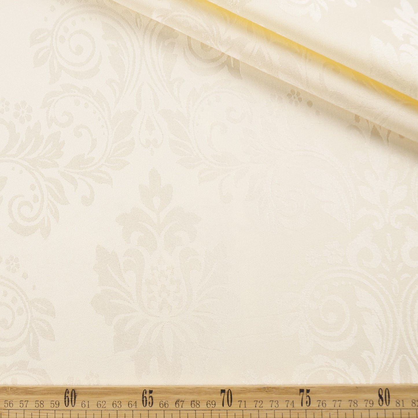 BROCATO BLANCO PAPIRO CON DISEÑO DE FLORES