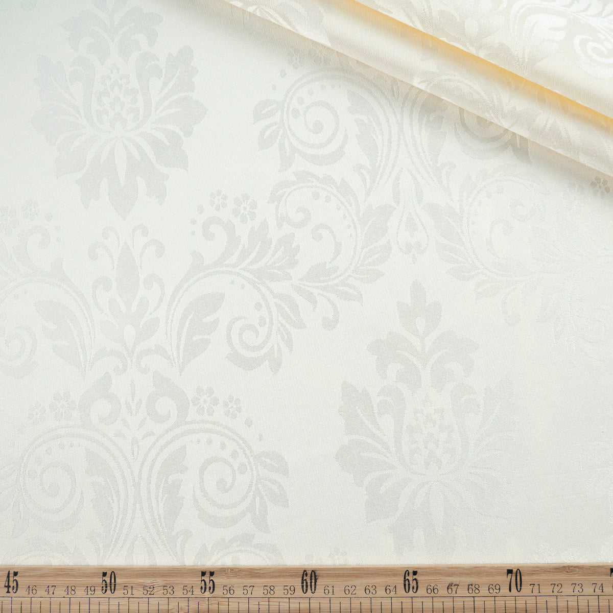 BROCATO BLANCO PAPIRO CON DISEÑO DE FLORES