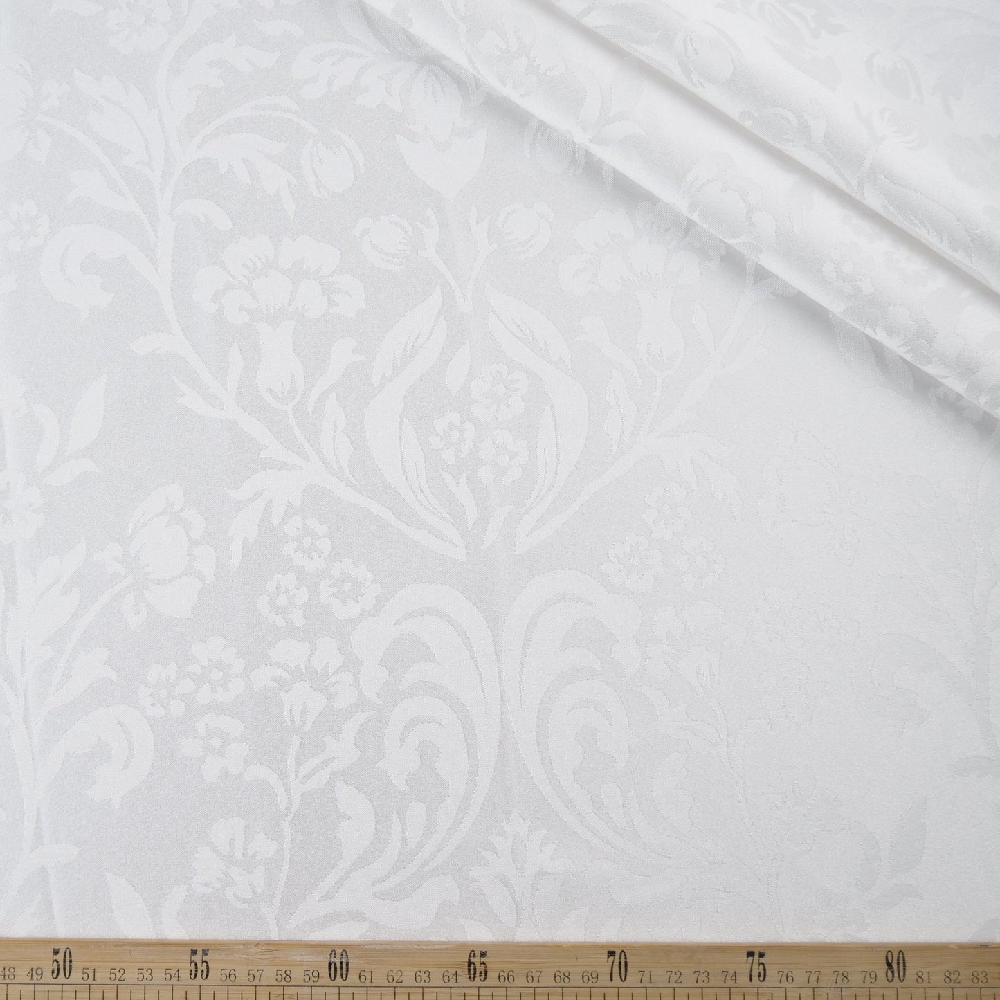 BROCATO BLANCO BRILLANTE CON HOJAS Y FLORES