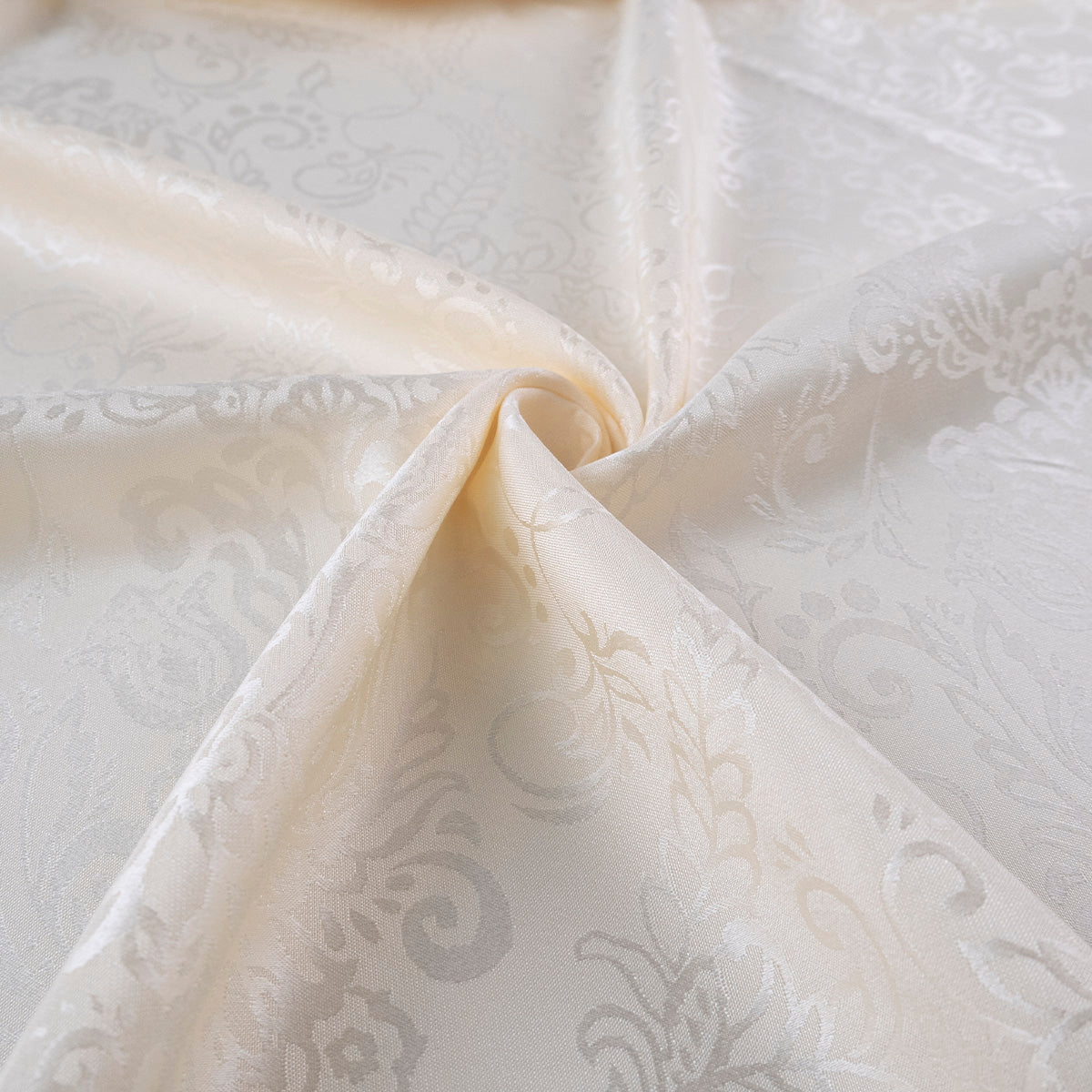 BROCATO BLANCO PAPIRO CON DISEÑO DE ARABESCOS