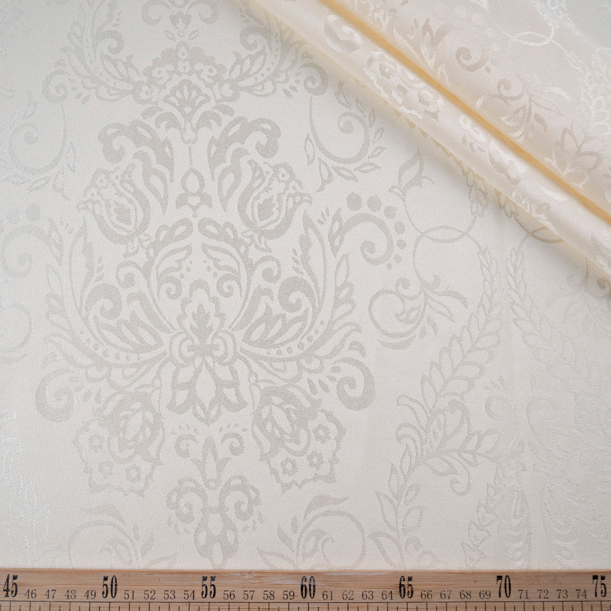 BROCATO BLANCO PAPIRO CON DISEÑO DE ARABESCOS