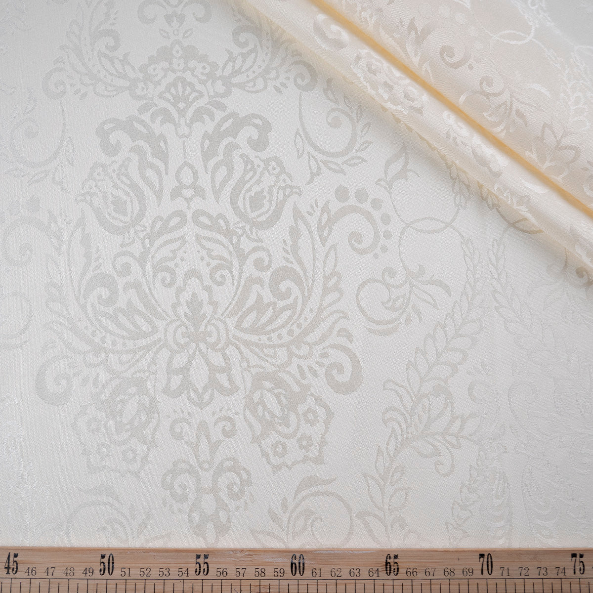BROCATO BLANCO PAPIRO CON DISEÑO DE ARABESCOS
