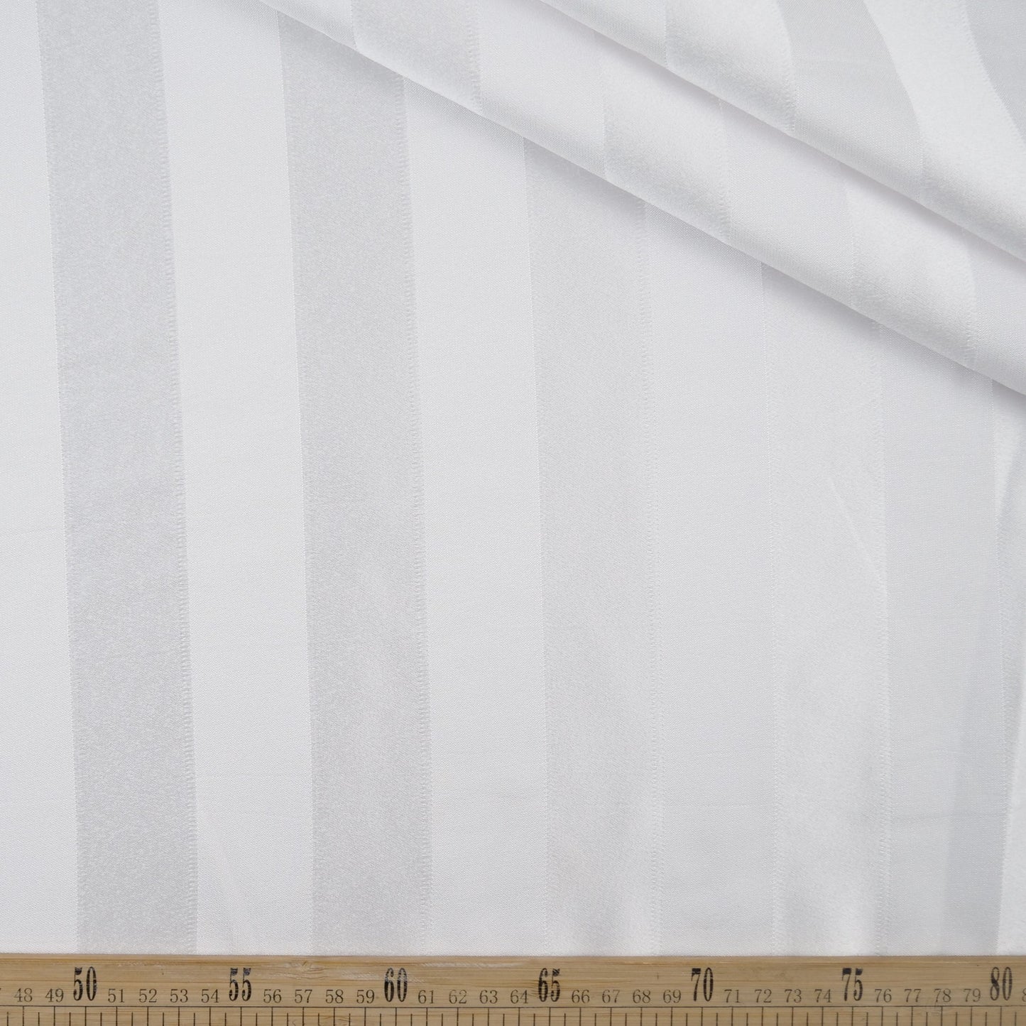 BROCATO BLANCO BRILLANTE CON RAYAS