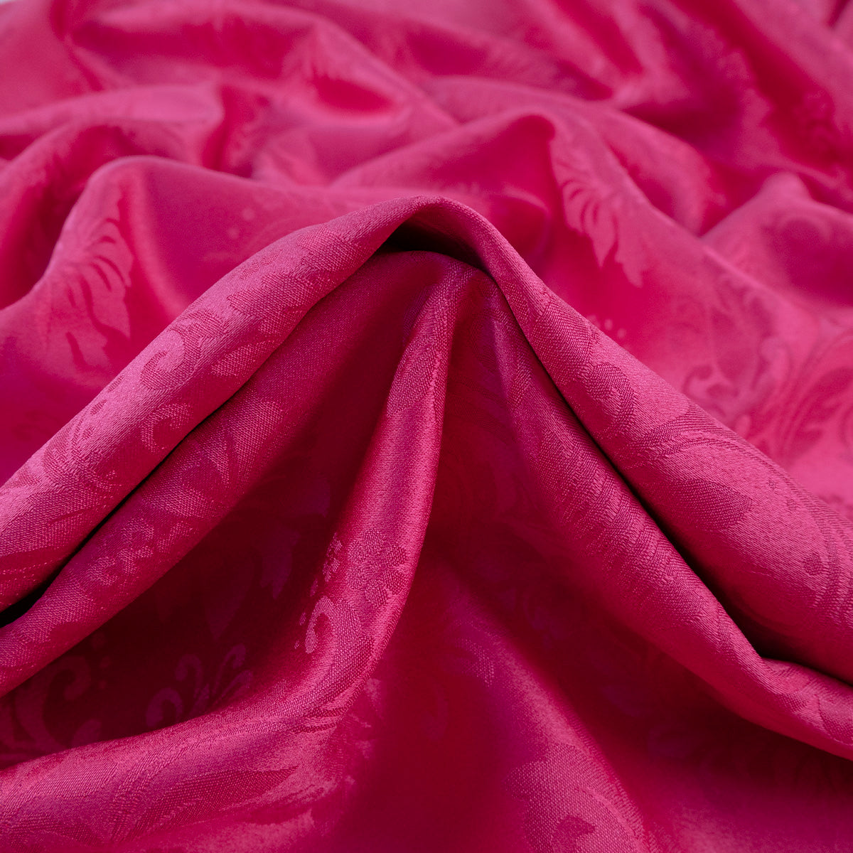 BROCATO FUCSIA FLAMBE CON FLORES Y ARABESCOS