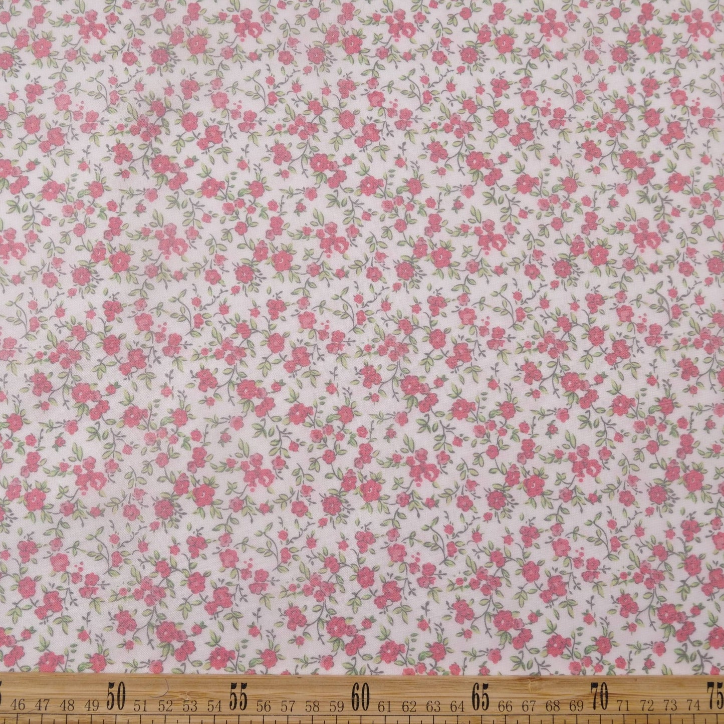 BOAL ESTAMPADO BLANCO BRILLANTE CON FLORES ROSADAS