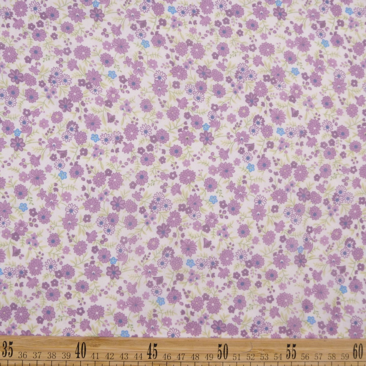 BOAL ESTAMPADO BLANCO BRILLANTE CON FLORES LILAS