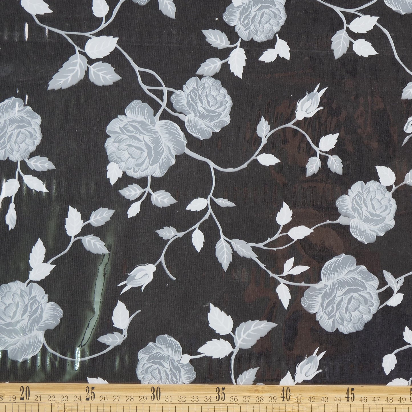 PVC ESTAMPADO BLANCO BRILLANTE CON ROSAS Y HOJAS
