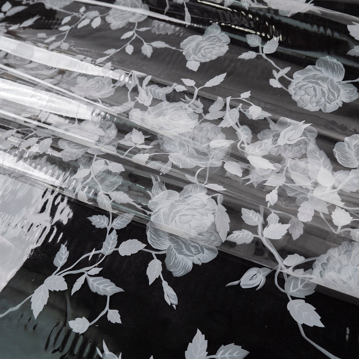 PVC ESTAMPADO BLANCO BRILLANTE CON ROSAS Y HOJAS
