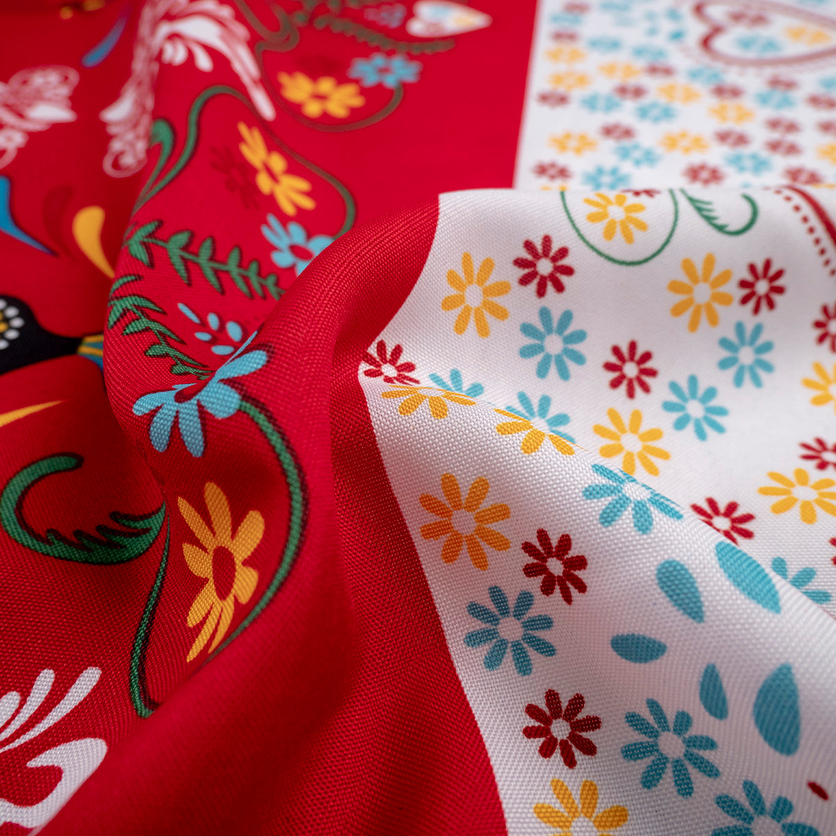 MANTELERIA ESTAMPADA ROJO MARTE CON GUARDAS Y FLORECITAS