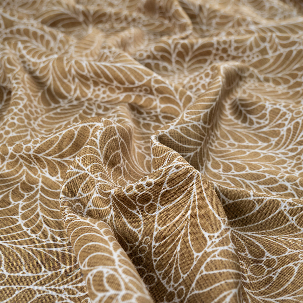 MANTELERIA ESTAMPADO BEIGE ANTILOPE HOJAS EN LINEAS BLANCAS