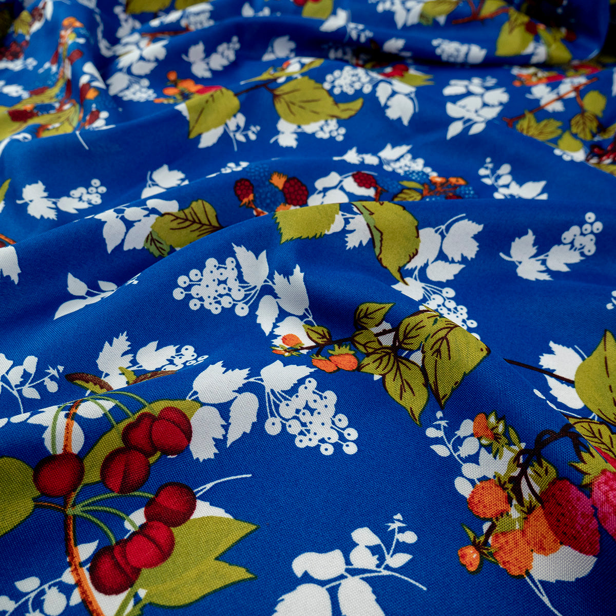 MANTELERIA ESTAMPADA AZUL SURF CON FRAMBUESAS