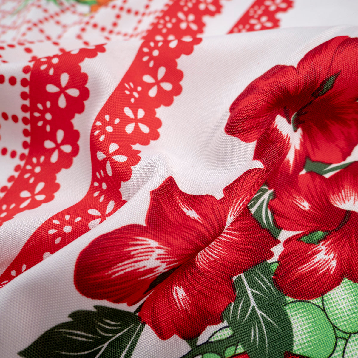 MANTELERIA ESTAMPADA ROJO MARTE CON GUARDAS Y FRUTAS