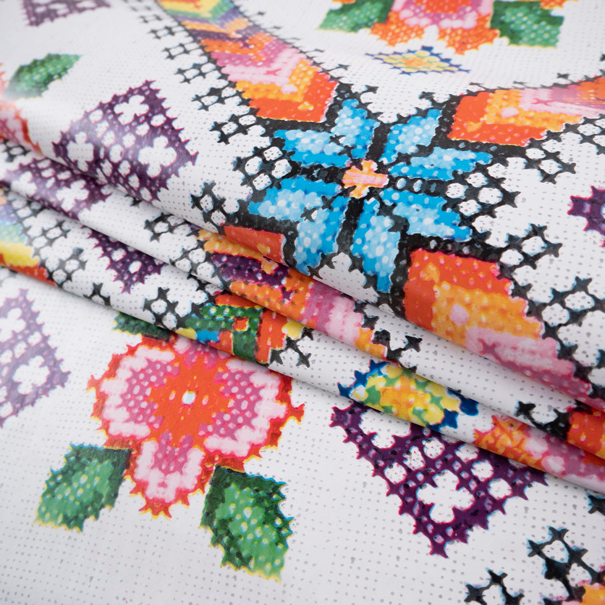 PVC DOBLE ESTAMPADO BLANCO BRILLANTE FLORES CON MOTIVOS GEOMETRICOS Y FLORALES