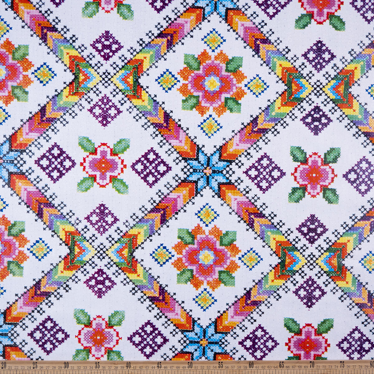 PVC DOBLE ESTAMPADO BLANCO BRILLANTE FLORES CON MOTIVOS GEOMETRICOS Y FLORALES