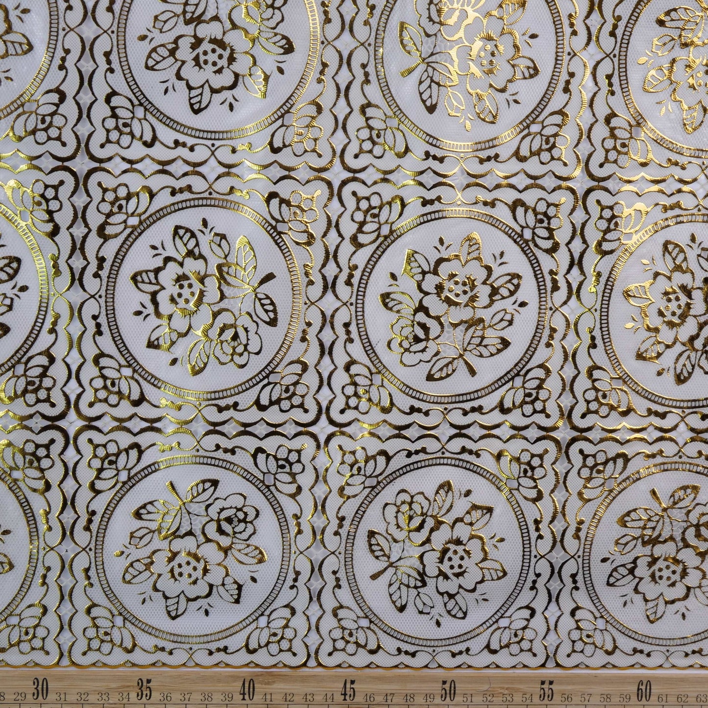 PVC DORADO CAMEL CARAMELO CON ROSAS