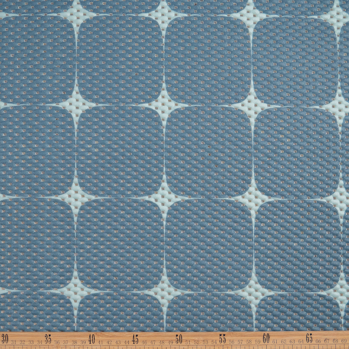ALFOMBRA ANTIDESLIZANTE ESTAMPADO AZUL CENIZA CON PATRON GEOMETRICO CUADRADO