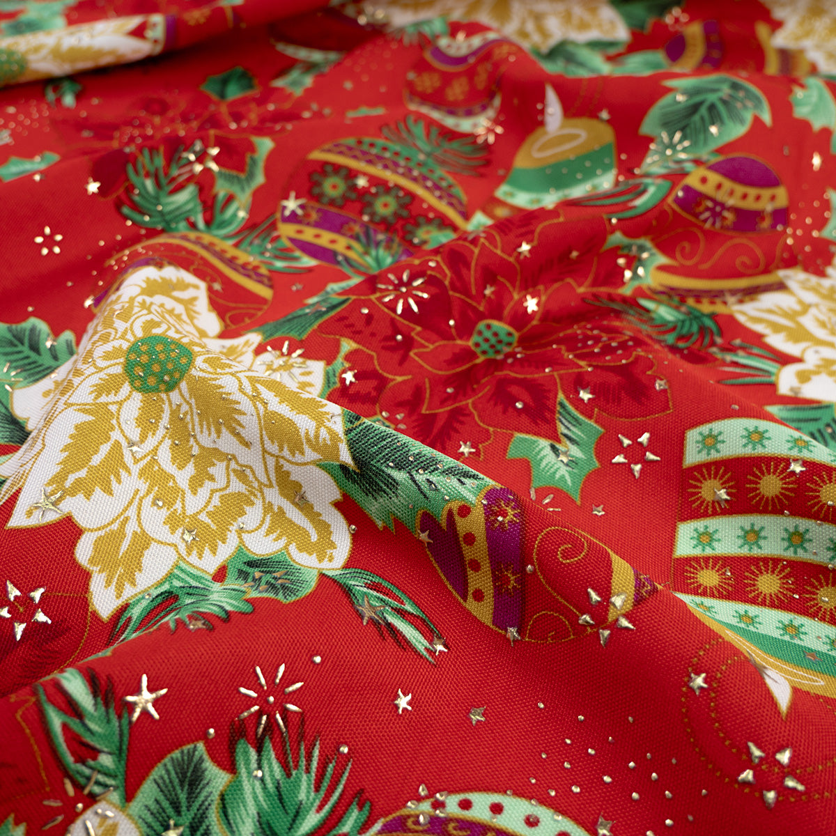 MANTELERIA NAVIDAD ESTRELLITAS ROJO CARMESI VELAS, FLORES Y ESFERAS