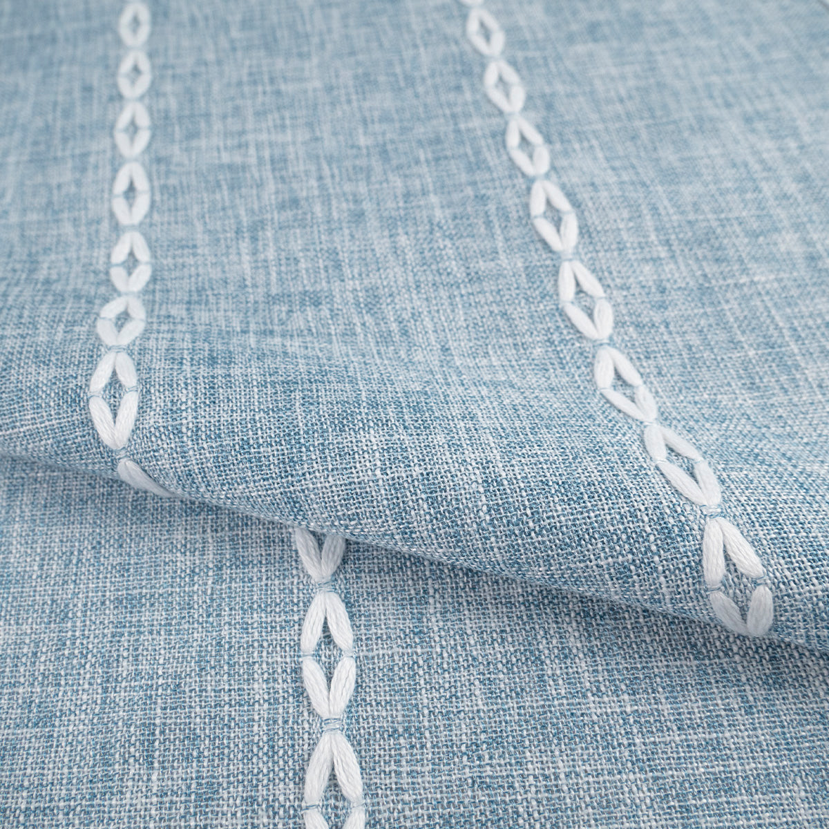 MANTELERIA LINO BORDADA AZUL CAMEO CADENA