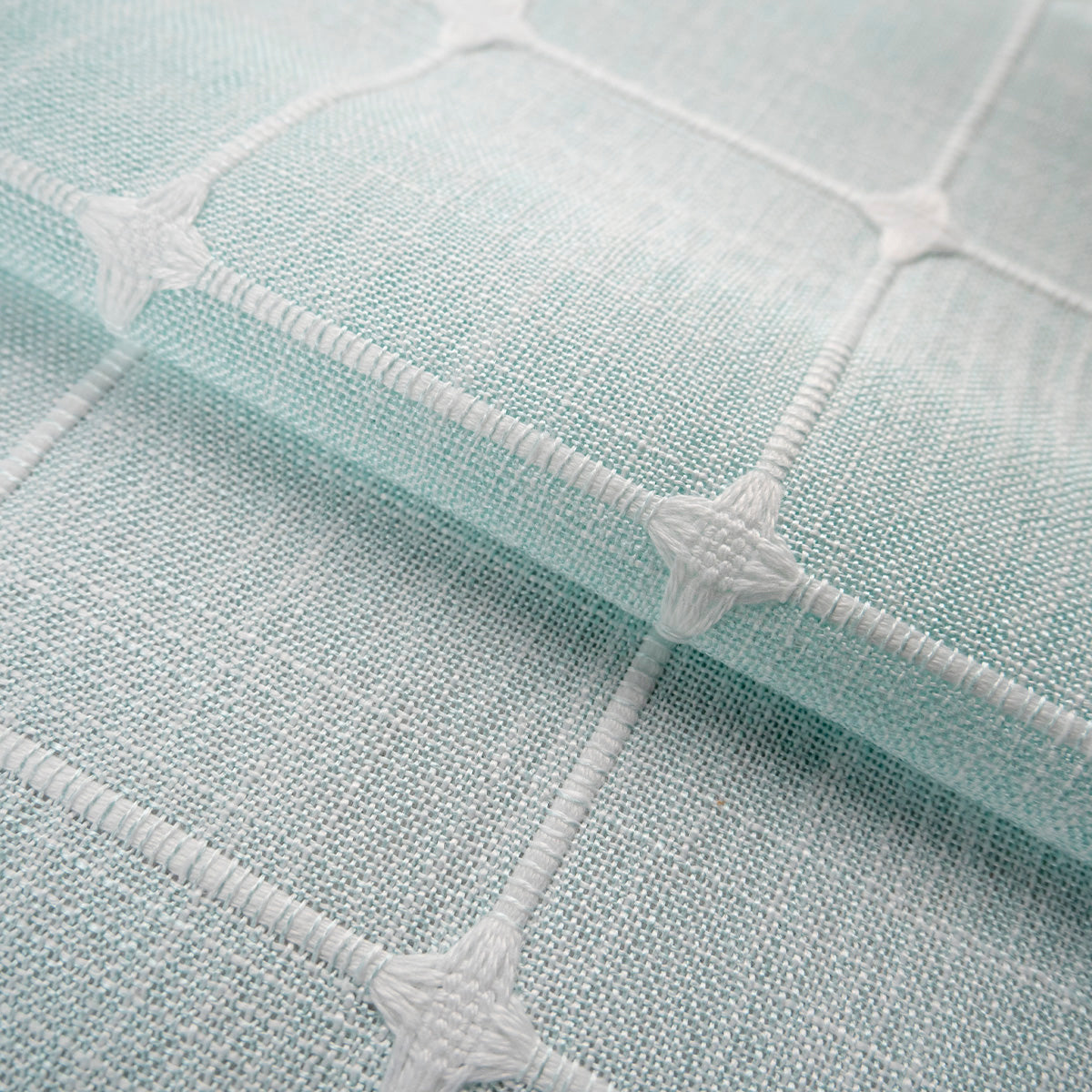 MANTELERIA LINO BORDADA VERDE AGUA YUCCA CUADROS